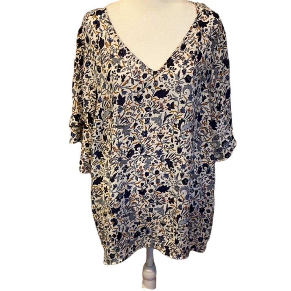 PREMISE Woman ruffled bell sleeve blouse. Size 1X. White and blue pattern